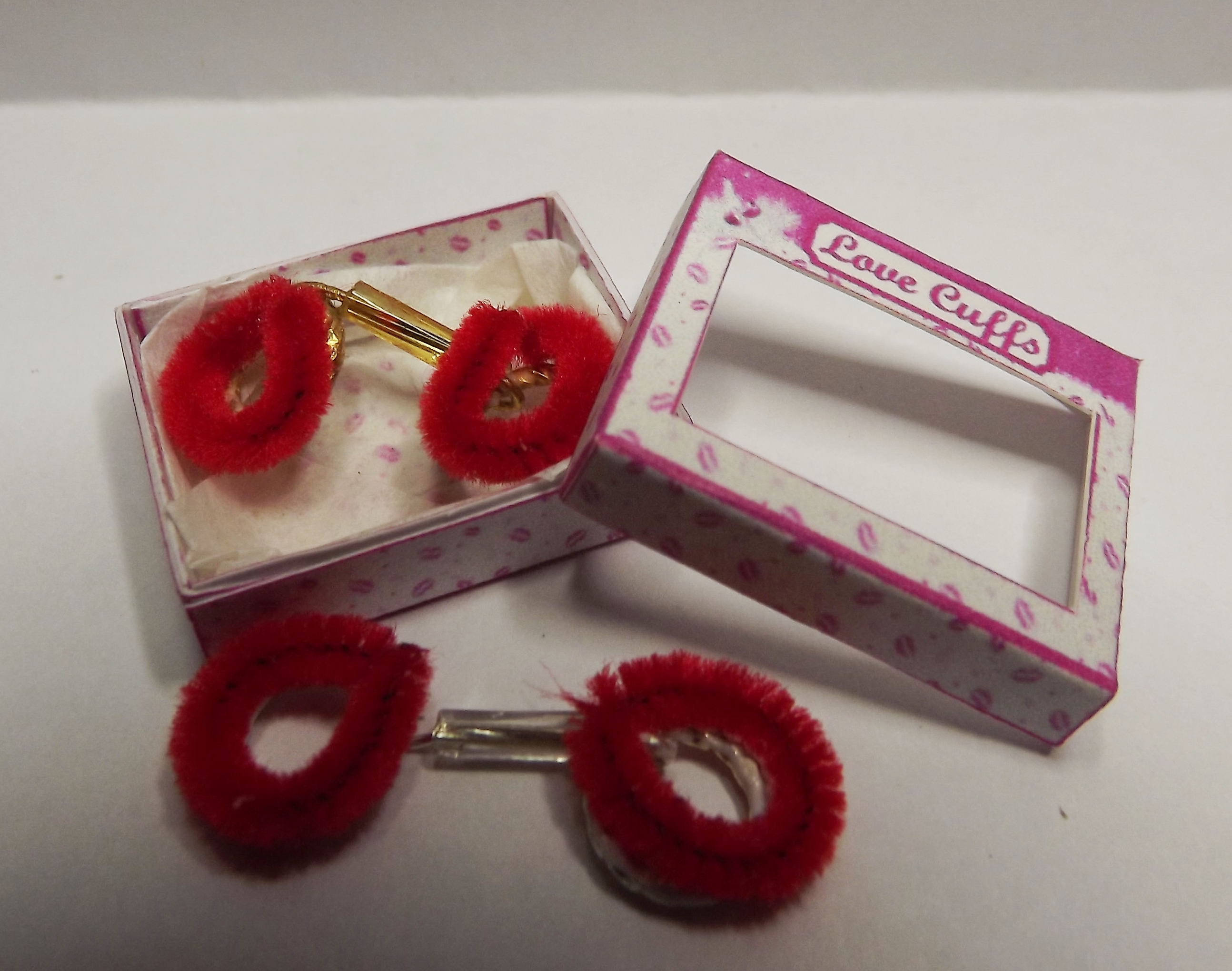 DOLLS HOUSE VALENTINES LOVE CUFFS KIT DOLLS HOUSE VALENTINES LOVE CUFFS KIT